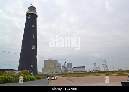 Dungeness alte Lightouse dargestellt von Leuchtturm aus dem 18. Jahrhundert bauten und Dungeness einen stillgelegten Kernkraftwerk Stockfoto