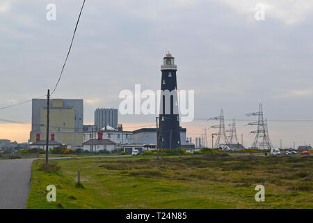 Dungeness alte Lightouse dargestellt von Leuchtturm aus dem 18. Jahrhundert bauten und Dungeness einen stillgelegten Kernkraftwerk Stockfoto