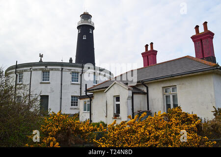 Dungeness alte Lightouse dargestellt von Leuchtturm aus dem 18. Jahrhundert bauten und Dungeness einen stillgelegten Kernkraftwerk Stockfoto