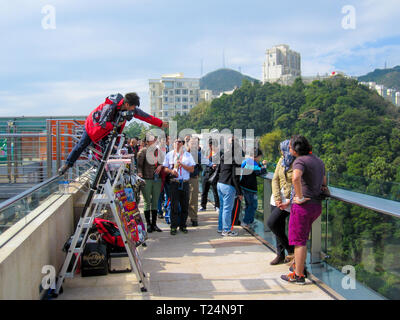 Hong Kong, Dezember 2013: Professionelle Fotografen nehmen und verkaufen Bilder der Touristen von der Aussichtsplattform in Victoria Peak. Es ist ein grosse Stockfoto