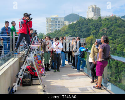 Hong Kong, Dezember 2013: Professionelle Fotografen nehmen und verkaufen Bilder der Touristen von der Aussichtsplattform in Victoria Peak. Es ist ein grosse Stockfoto