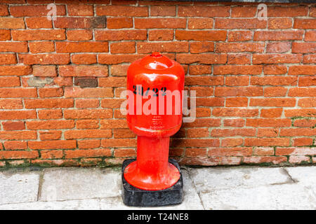 Italien, Venedig, rote Hydrant Stockfoto