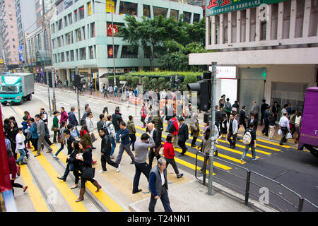 Hong Kong, Dezember 2013: Besetzt Fußgängerüberweg in Hong Kong, von der Straßenbahn gesehen. Stockfoto
