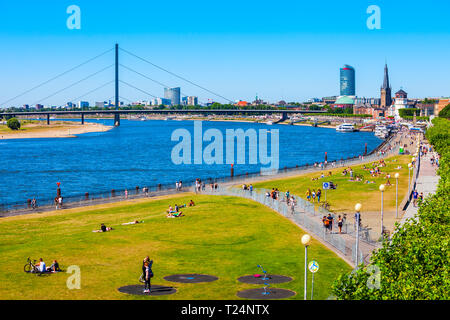 Rhein und Altstadt Altstadt in Düsseldorf, Deutschland Stockfoto