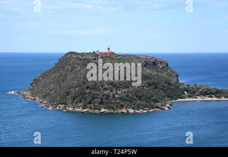 Blick auf barrenjoey Leuchtturm an der Spitze der Barrenjoey Head am Ende von Palm Beach von West (Ku-ring-gai Chase National Park, NSW, Australien) Stockfoto