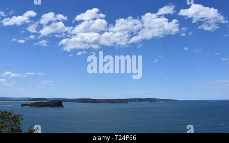 Blick auf Lion Island, Broken Bay und zentrale Küste im Hintergrund von West (Ku-ring-gai Chase National Park, NSW, Australien) Stockfoto