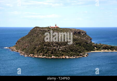 Blick auf barrenjoey Leuchtturm an der Spitze der Barrenjoey Head am Ende von Palm Beach von West (Ku-ring-gai Chase National Park, NSW, Australien) Stockfoto