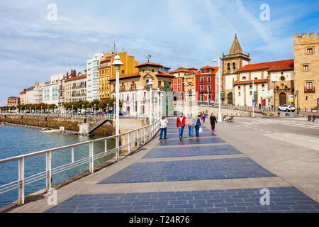 GIJON, SPANIEN - 25. SEPTEMBER 2017: Gijon Uferstraße Promenade. Gijon ist die größte Stadt in Asturien in Spanien. Stockfoto