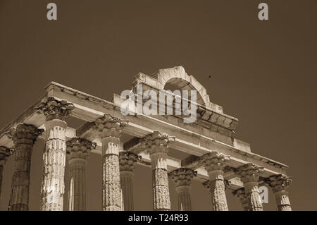 Gut erhaltene korinthischen Stil Marmorsäulen auf dem Tempel der Diana bei Merida. Die Stadt bewahrt viele Gebäude des antiken Roms in Spanien. Stockfoto