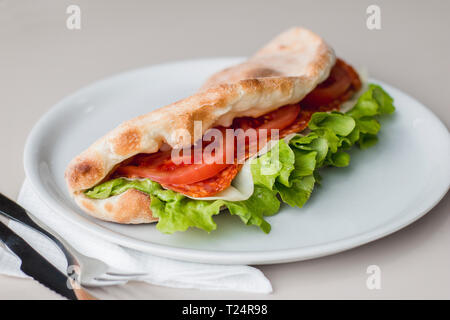 Große frische Sandwich mit Gemüse und Wurst gefüllt Stockfoto