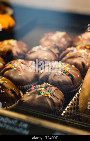 Chocolate Muffins in einer Bäckerei durch theglass Stockfoto
