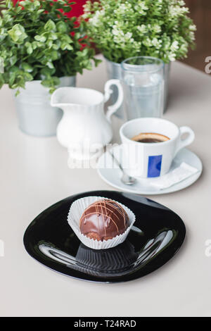 Frische Schokolade muffing mit Kaffee und nette Dekorationen Stockfoto