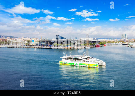 BARCELONA, Spanien - Oktober 02, 2017: Touristische Boot und Maremagnum. Maremagnum ist ein kommerzielles Zentrum im Dock von Spanien auf den Alten Hafen der Ba entfernt Stockfoto