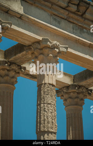 Korinthischen Stil Marmorsäulen und architrav im Tempel der Diana bei Merida. Die Stadt bewahrt viele Gebäude des antiken Roms in Spanien. Stockfoto