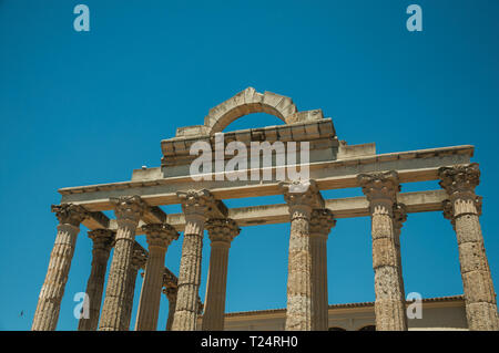 Gut erhaltene korinthischen Stil Marmorsäulen auf dem Tempel der Diana bei Merida. Die Stadt bewahrt viele Gebäude des antiken Roms in Spanien. Stockfoto