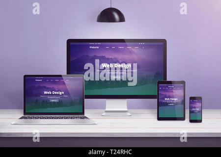 Flaches Design Website Konzept auf mehreren Geräten. Schreibtisch mit Laptop, Computer, Smartphone und Tablet. Lila Wand in bacground. Stockfoto