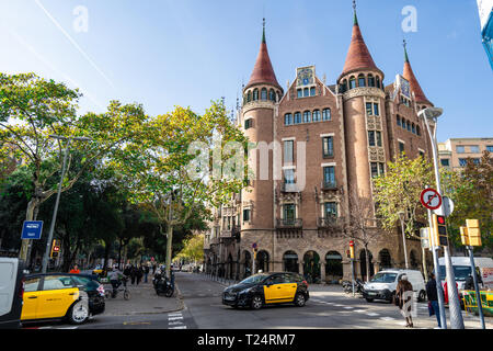 Barcelona, 15.12.2018: Die Casa de les Punxes oder Casa Terradas - Spikes Haus - ist eine modernistische Gebäude von Architekt Josep Puig Cadafalch. In der entfernt Stockfoto