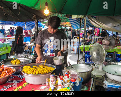 Bangkok Dezember 2013: Mann kochen Pisang Goreng oder gebratene Bananen in Bangkok, in der Nähe der Tempel des Smaragd Buddha Stockfoto