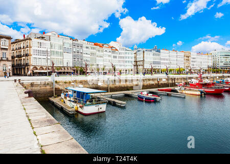 A Coruña, Spanien - 24. SEPTEMBER 2017: Yachten und Boote an der A Coruna City Port in Galizien, Spanien Stockfoto