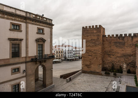 Blick auf die Plaza Mayor von der Balbos forum neben dem Rathaus von Caceres. Stockfoto