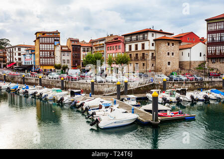 LLANES, SPANIEN - 25. SEPTEMBER 2017: Yachten in der Marina von Llanes City, Provinz Asturien im Norden Spaniens Stockfoto