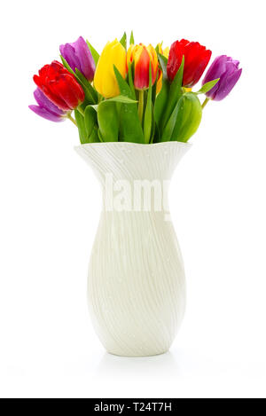 Frischen bunten Tulpen Blumen in einer Vase auf einem weißen Hintergrund isoliert Stockfoto