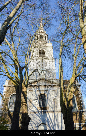 Die Fassade und Turm der St. James's Church, Clerkenwell, London, UK Stockfoto