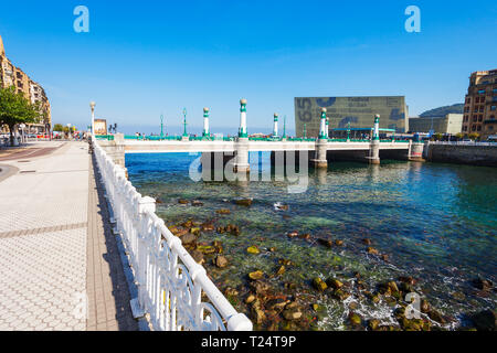 SAN SEBASTIAN, SPANIEN - 29. SEPTEMBER 2017: Puente del Kursaal Brücke und Kursaal Kongresszentrum Zentrum in San Sebastián, oder Donostia Stadt in Spanien Stockfoto