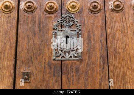 Detail eines alten und grossen Schloss und einem kleinen, modernen Schloss an die Bischofschaft Tür in der Altstadt von Caceres. Stockfoto