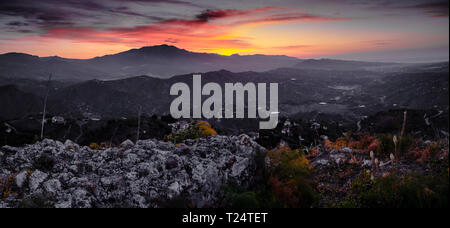 Sonnenaufgang über La Maroma in Axarquia gesehen von Castillo de Comares, Malaga, Andalusien, Spanien Stockfoto