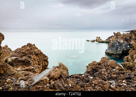 Lange Belichtung Meereslandschaft mit ND-Filter in der Dämmerung an der Westküste am Playa San Juan, Teneriffa, Kanarische Inseln, Spanien Stockfoto