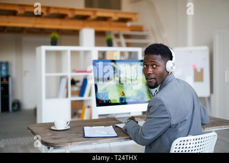 Editor durch Arbeitsplatz Stockfoto