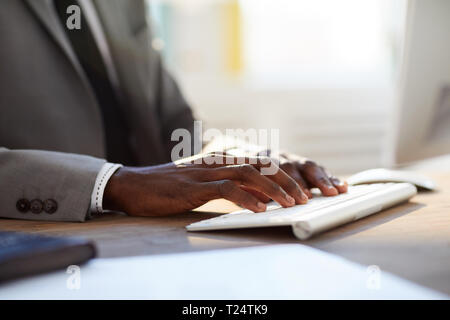 Die Finger auf die Tasten Stockfoto