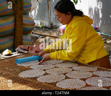 In Battambang, Kambodscha. Transluzente Reis Papierbögen, sorgfältig auf einem Rattan und Bambus Gitter Rahmen bereit zum Trocknen in die Sonne gelegt. 10-12-2018 Stockfoto