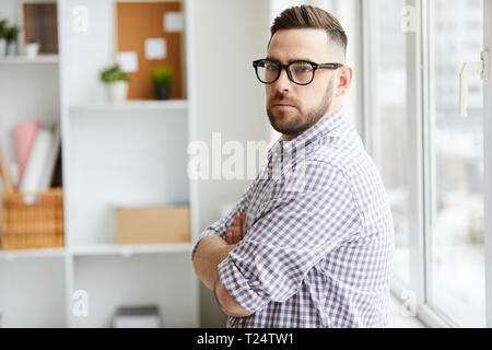 Menschen durch Fenster Stockfoto