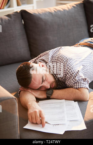 Schlafend auf dem Sofa Stockfoto