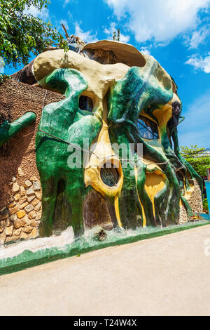 DALAT, VIETNAM - 13. MÄRZ 2018: Hang Nga Guesthouse oder Crazy House ist ein unkonventioneller Märchen Gebäude in Dalat in Vietnam. Stockfoto