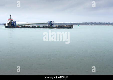 Die 75 Meter lange VESTAS BLADES UK LTD, MTB BLADE RUNNER ZWEI, Deck Frachtschiff, Abfahrt Southampton Hafen, UK. Stockfoto