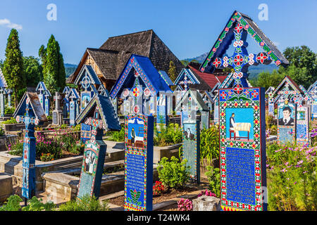 Banat, Rumänien: 4 August, 2018 - Fröhliche Friedhof (Cimitirul Vesel) in Sapanta Dorf, Norden Rumäniens. Stockfoto