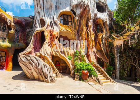 DALAT, VIETNAM - 13. MÄRZ 2018: Hang Nga Guesthouse oder Crazy House ist ein unkonventioneller Märchen Gebäude in Dalat in Vietnam. Stockfoto