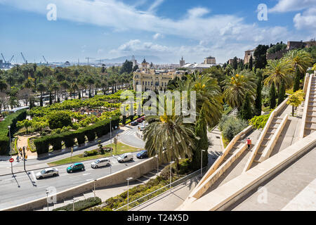 Blick auf die Jardins de Pedro Luis Alonso und Rathaus in Malaga Spanien Stockfoto