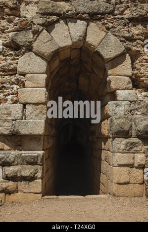 Gewölbte Ausfahrt Steinmauer im Römischen Theater in die archäologische Stätte von Merida. Die Stadt bewahrt viele Gebäude des antiken Roms in Spanien. Stockfoto