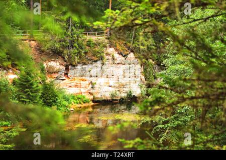 Bunte Sandstein auf der Flussseite in Estland Stockfoto