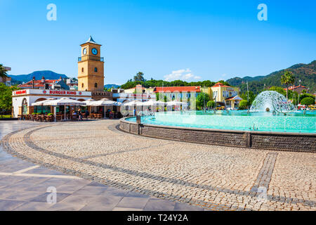 MARMARIS, Türkei - 14. MAI 2018: Springbrunnen und Uhrturm in Marmaris Stadt in der Türkei Stockfoto