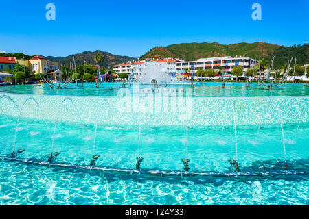 MARMARIS, Türkei - 14. MAI 2018: Springbrunnen und Uhrturm in Marmaris Stadt in der Türkei Stockfoto