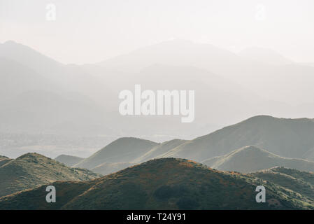 Hazy mountain Schichten Blick von der Walker Canyon Trail, im Lake Elsinore, Kalifornien Stockfoto