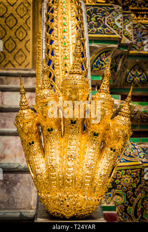 Goldene fünf Kopf naga Schlange auf Treppe im Grand Palace Wat Phra Keo in Bangkok. Stockfoto