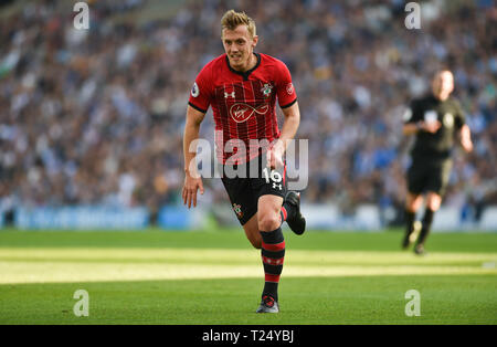 James Ward-Prowse von Southampton während der Premier League Match zwischen Brighton & Hove Albion und Southampton an der American Express Community Stadion. 30. März 2019 nur für den redaktionellen Gebrauch bestimmt. Kein Merchandising. Für Fußball Bilder FA und Premier League Einschränkungen Inc. kein Internet/Mobile Nutzung ohne fapl Lizenz - für Details Kontakt Fußball Dataco Stockfoto