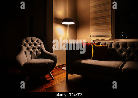 Düstere Wohnzimmer mit ambiente Beleuchtung und Zebra Zubehör Stockfoto