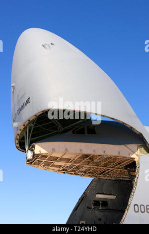 Offener Mund eines USAF Lockheed C-5 Galaxy Schweres Transportflugzeug auf der Davis-Monthan AFB Airshow in Tucson AZ Stockfoto